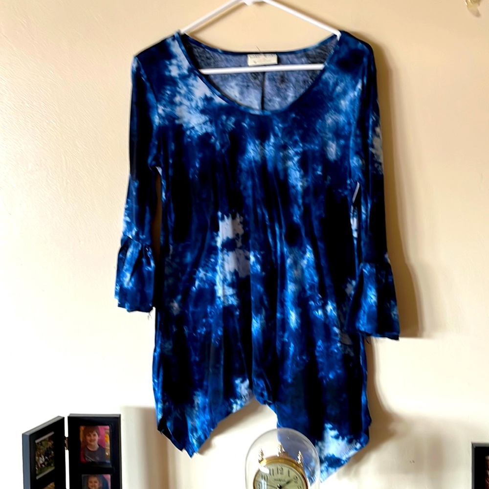 Bobbie Brooks med. tunic, 95% polyester/5% spandex, 19” pit to pit. 30” L